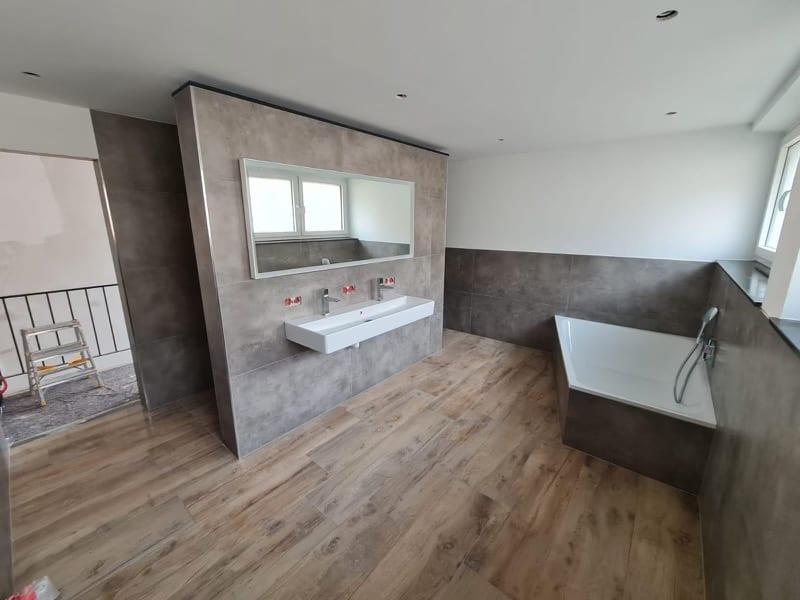 Badezimmer mit Holzoptik-Boden nach Estricharbeiten