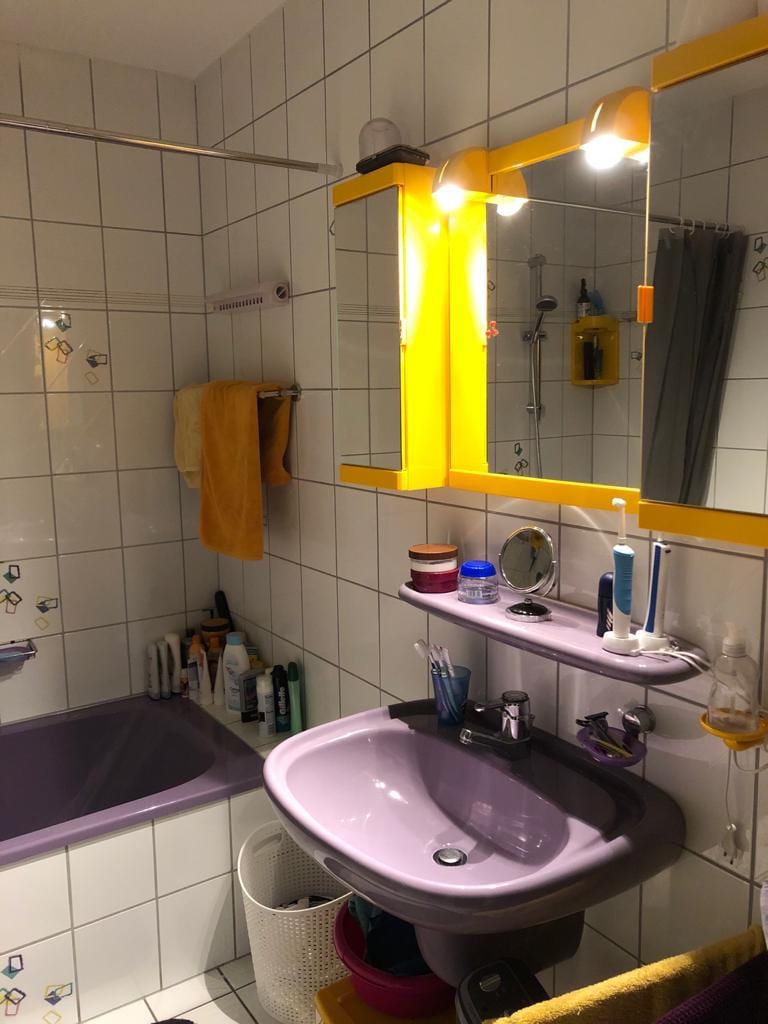 Abriss und Entsorgung alter Fliesenbeläge im Altbad