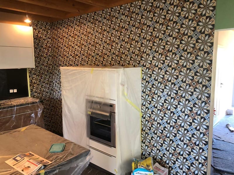Renovierung mit gemustertem Zementfliesenboden und Kaminofen